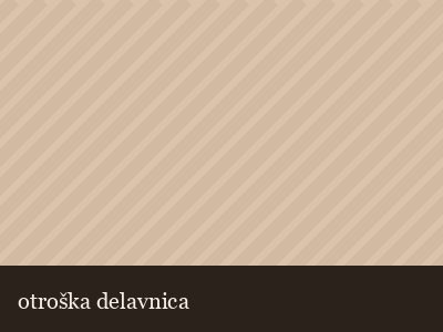 Otroške roke oblikujejo živalico iz gline